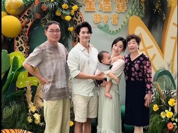 天博体育-张檬儿子周岁宴排面拉满，爸爸全程温柔抱哄，被全家宠成小宝贝